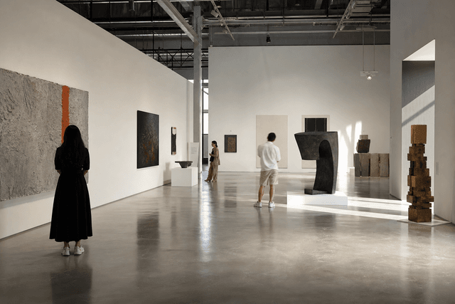 Gallery Visits experience in the UAE
